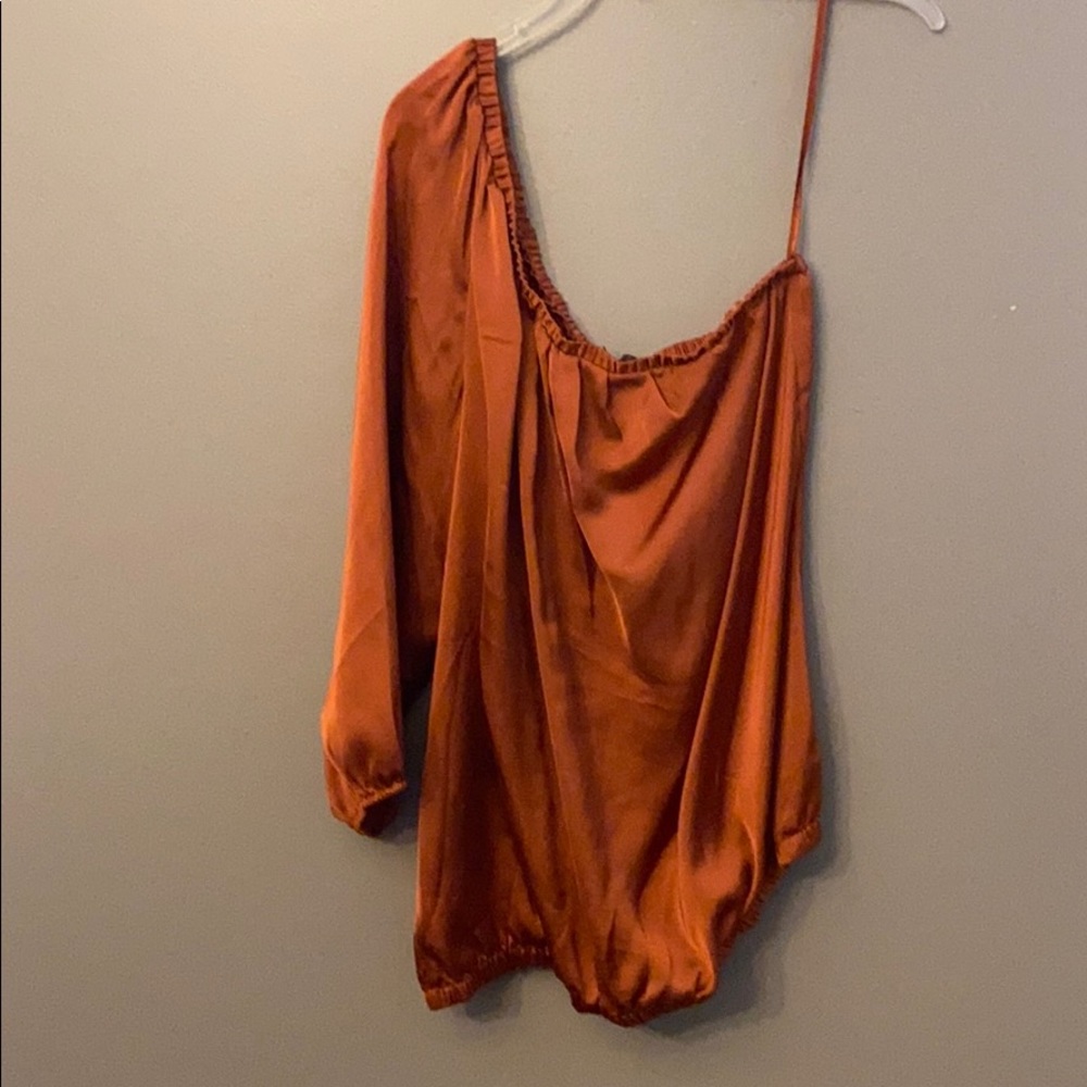 One shoulder top